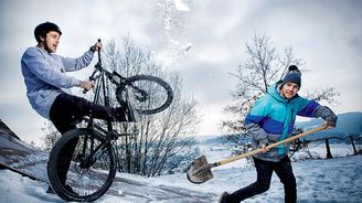 Mladí a neklidní VI.: Na kolo i na buřty do Dirt Parku Boršov, který si tu vybudovali místní bikeři