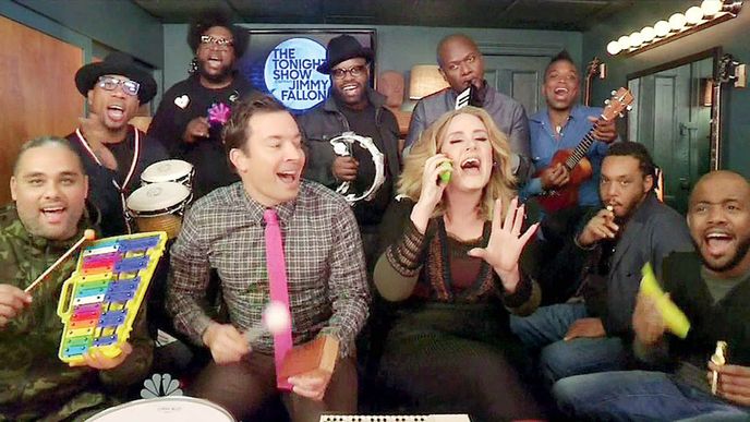 Jimmy Fallon se skupinou The Roots zpívají spolu s Adele její hit Hello