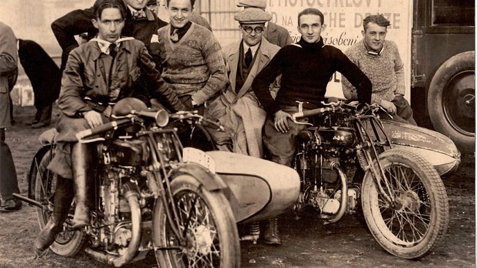 Do světa auto-moto byznysu Freie (v kroužku) zasvětil zástupce motorek AJS Ing. Zdeněk Klika (uprostřed, s brýlemi)