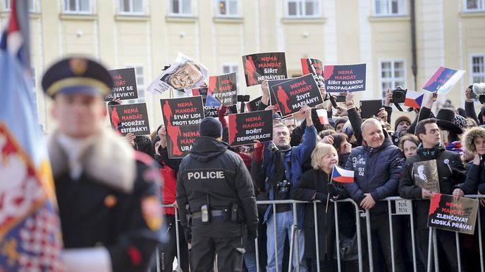 Na demonstrace proti mocenskému spolku prezidenta, premiéra, populisty Okamury a komunistů chodí dost lidí. Jenže stále týchž.