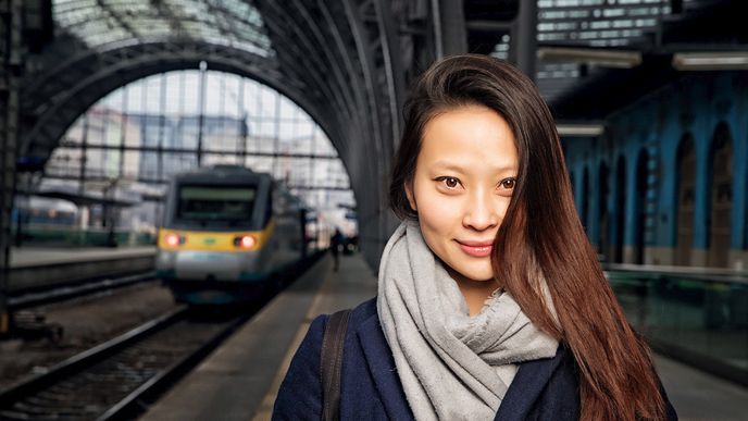 Do Thu Trang (28). Česká bloggerka vietnamského původu říká, že pozitivní věc na její generaci je ta, že se tak nebojí riskovat a dělat chyby. „Peníze půjdou vydělat vždycky. Vždycky si můžeme najít jinou práci. Vždycky se to dá nějak vyřešit.“