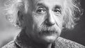 Výročí týdne: Albert Einstein  (14. 3. 1879–18. 4. 1955), 140 let od narození „Nejdůležitějším příspěvkem intelektuálů k usmíření národů a trvalému sbratření lidstva je podle mého názoru jejich vědecká a umělecká tvorba, neboť ta lidský duch povznáší nad osobní a národně egoistické cíle.“ V den 140. výročí narození asi nejslavnějšího fyzika vůbec vydává nakladatelství Grada další svazek řady Geniální myšlenky vtipně a jasně; tento logicky nese název Prostě Einstein!. Popularizátor vědy Rüdiger Vaas v něm vysvětluje, co přesně Einstein lidstvu objevil – co říkají teorie relativity a kvantová teorie a jaké důsledky jejich zákonitosti mají. „Teď každý kočí a každý číšník diskutuje o tom, zda je teorie relativity správná,“ napsal Einstein kolegovi Marcelu Grossmannovi roku 1919. I díky téhle knížce může smělé tvrzení platit i dnes, a to i pro skladníka ze šroubárny!