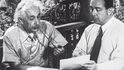 Einsteinovu slavnou výzvu Rooseveltovi k vývoji jaderné bomby zformuloval Leó Szilárd (vpravo)
