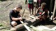 Martin Soukup se učí štípat bambus pro vyplétání podlahy