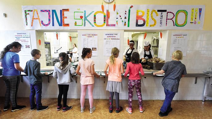 Školní jídelny přebírají zákazníky hospodám a restauracím