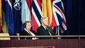 Český prezident Václav Havel a americký prezident Bill Clinton na summitu NATO v Berlíně v roce 1996