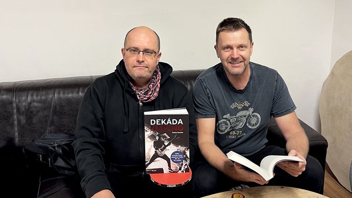 Autor knihy Radek Diestler (vlevo) a ředitel nakladatelství 65. pole Tomáš Brandejs