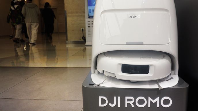 Robotický vysavač DJI Romo má instalovanou kameru a mikrofon. Ovládat se dá pomocí aplikace pro chytré telefony. Toho využil softwarový inženýr se zaměřením na umělou inteligenci Sammy Azdoufal z Barcelony. Robotický vysavač DJI Romo má instalovanou kameru a mikrofon. Ovládat se dá pomocí aplikace pro chytré telefony. Toho využil softwarový inženýr se zaměřením na umělou inteligenci Sammy Azdoufal z Barcelony.