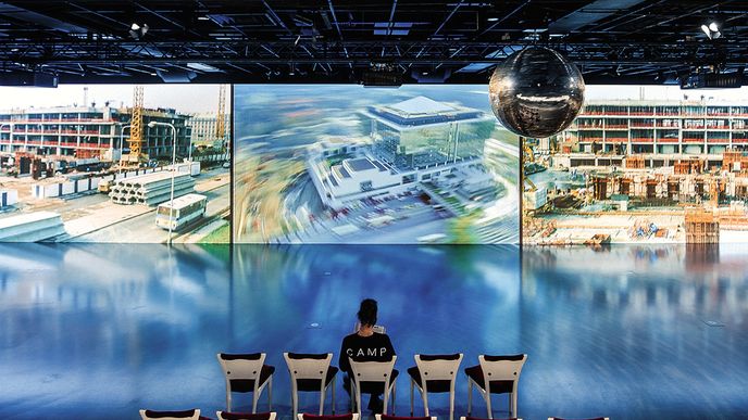 V multimediálním sále CAMP se návštěvník přenese do minulosti pomocí videoprojekcí Pierra Urbana, memů, dobové hudby i disco koule V multimediálním sále CAMP se návštěvník přenese do minulosti pomocí videoprojekcí Pierra Urbana, memů, dobové hudby i disco koule