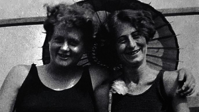 Milena (vlevo) s přítelkyní, spolužačkou z Minervy a dlouholetou novinářskou kolegyní Stašou Jílovskou v srpnu 1927 Milena (vlevo) s přítelkyní, spolužačkou z Minervy a dlouholetou novinářskou kolegyní Stašou Jílovskou v srpnu 1927