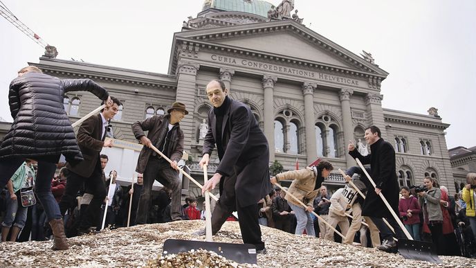 Iniciátoři referenda ve Švýcarsku svezli symbolických osm miliónů pěticentů – pro každého Švýcara jeden