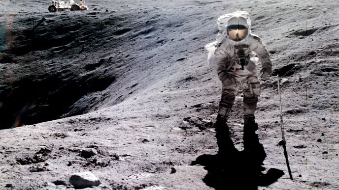 „Měsíc mi celá ta léta chybí a hrozně se mi po něm stýská,“ říká americký astronaut Charles Duke