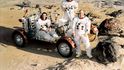 Legendární vozítko Rover a hvězdná trojice Apolla 16; zleva Charles Duke – John Young – Ken Mattingly