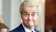 Geert Wilders Strana svobody, Nizozemsko Muž s vlasy platinové barvy se díky zásadní kritice islámu jako totalitní doktríny posunul z poslance zavedené liberální strany do pozice velmi specifického bojovníka za svobodu slova. Autor dokumentárního filmu Finta o podstatě islámu chce v zemi zakázat nejen mešity, ale i korán. Přeje si návrat země ke guldenu. Je silně proizraelský a udržuje kontakty s americkými konzervativci. Už třináct let žije v izolaci pod policejní ochranou, protože mu islamisté opakovaně hrozí zabitím. V březnových parlamentních volbách se v čele strany, jejímž je jediným členem, propracoval na druhé místo.