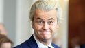 Geert Wilders Strana svobody, Nizozemsko Muž s vlasy platinové barvy se díky zásadní kritice islámu jako totalitní doktríny posunul z poslance zavedené liberální strany do pozice velmi specifického bojovníka za svobodu slova. Autor dokumentárního filmu Finta o podstatě islámu chce v zemi zakázat nejen mešity, ale i korán. Přeje si návrat země ke guldenu. Je silně proizraelský a udržuje kontakty s americkými konzervativci. Už třináct let žije v izolaci pod policejní ochranou, protože mu islamisté opakovaně hrozí zabitím. V březnových parlamentních volbách se v čele strany, jejímž je jediným členem, propracoval na druhé místo.