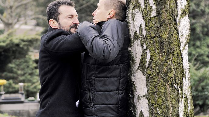 Rozpolcený kriminalista v podání Ondřeje Vetchého je hlavním (a jediným) trumfem ostravské minisérie