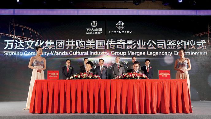 V roce 2016 podepisoval Wang Jianlin smlouvu se šéfem Legendary Pictures Thomase Tullem