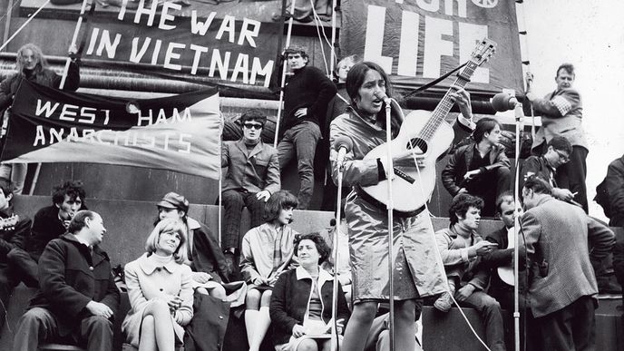 Joan Baezová: Zpěvačka, aktivistka, láska Boba Dylana i Steva Jobse