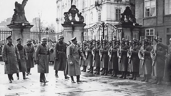 Adolf Hitler na Pražském hradě při přehlídce čestné jednotky, 16.3. 1939