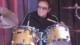 Číslo týdne: 40. Jak oznámila jeho rodina, v úctyhodných devadesáti letech zemřel 11. března bubeník Hal Blaine. Že vám to jméno nic neříká? Pak stačí vyjmenovat, že ho můžete slyšet bubnovat třeba na nahrávkách Beach Boys Good Vibrations, Strangers in the Night Franka Sinatry nebo The Way We Were Barbry Streisandové. Spolu s producentem Philem Spectorem pomáhal definovat jeho později proslavený způsob nahrávání, nazývaný Wall of Sound, a ve studiu spolupracoval a podílel se na jejich nahrávkách i s Elvisem Presleym, The Monkees, Johnem Lennonem, Deanem Martinem, Johnem Denverem nebo s Cher. Když byl v roce 2000 uveden do rokenrolové síně slávy, bylo spočítáno, že jeho bicí zní z celkem čtyřiceti skladeb, které se umístily v americké hitparádě na první příčce.