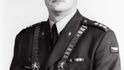 V roce 2002 stanul Roman Prymula v čele hradecké vojenské lékařské fakulty. Na snímku v plukovnické uniformě a s rektorskými insigniemi.