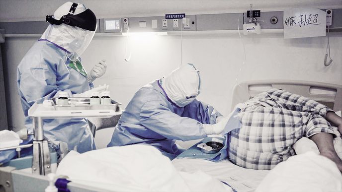 V syrovém dokumentu Aj Wej-weje samozřejmě nechybějí záběry z nemocnic