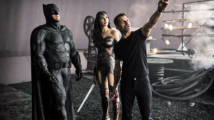 V režisérské verzi Zacka Snydera (vpravo) je dokonce i nově natočená scéna s Batmanem (Ben Affleck)!