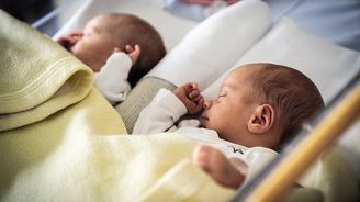 Počet narozených dětí v Česku loni klesl. Je to výkyv, nebo trend?