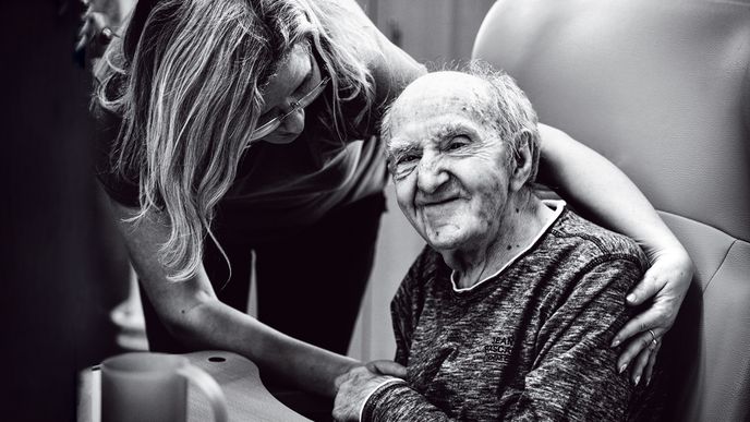 Populace stárne a přibývá lidí s demencí. Síť péče na to ale stále nestačí. Co se má změnit a jak se v Česku stárne s Alzheimerem?
