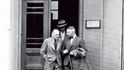Thümmel (vlevo) 12. srpna 1938 po skončení agenturní schůzky v konspirativním bytě v ulici Albína Bráfa (dnes Československé armády) v Praze