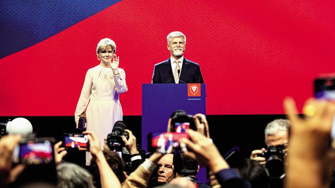 Pavlovo charisma a vojenská disciplína by paradoxně ani možná takovou podporu neměly, kdyby měl být on sám prezidentem do pomyslného slunečného počasí Pavlovo charisma a vojenská disciplína by paradoxně ani možná takovou podporu neměly, kdyby měl být on sám prezidentem do pomyslného slunečného počasí