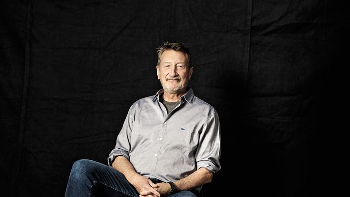 Steven Knight začal pracovat pro britskou televizi BBC před bezmála půl stoletím, poté napsal scénáře třeba k oceňovaným snímkům Špína Londýna (2002), Nezlomná vůle (2006) a Východní přísliby (2007) Steven Knight začal pracovat pro britskou televizi BBC před bezmála půl stoletím, poté napsal scénáře třeba k oceňovaným snímkům Špína Londýna (2002), Nezlomná vůle (2006) a Východní přísliby (2007)