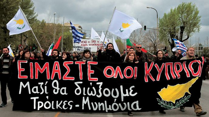 Kypřané v Den řecké nezávislosti protestovali proti diktátu Troiky (EK, ECB, MMF). 