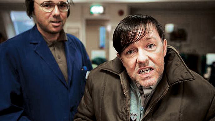 Ricky Gervais (vpravo) si seriál Derek napsal a ztělesnil v něm hlavního hrdinu