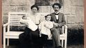 Manželé Nejedlých s dětmi Zdenkou a Vítem, Turnov, rok 1912