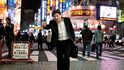 Po desítkách let vyčerpávajícího života má salaryman šanci postoupit v rigidní korporátní struktuře trochu výš ...