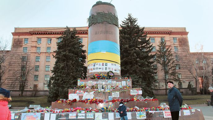Leninovo náměstí  Podstavec svržené sochy Lenina dnes lemují fotografie zraněných a mrtvých z Majdanu