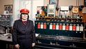 Monika Smutná se svým „rankem“, elektromechanickým zabezpečovacím zařízením, které dělá z dopravních kanceláří mnoha nádraží polomuzeum 