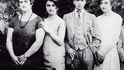 Rok 1926: Devatenáctiletá rebelka Frida v mužském  obleku a její tři sestry