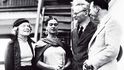 Leden 1937: Lev Trockij (druhý zprava) s manželkou Natalijí (vlevo) přijíždí do Mexika. V přístavu ho vítá Frida, která ho ostatně později i svede.