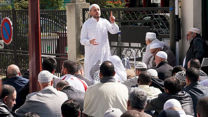 Muslimové z pařížského přistěhovaleckého předměstí Montfermeil