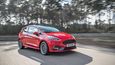 Ford Fiesta ST nabízí mimo  jiné jízdní režimy Normal, Sport a Track upravující práci motoru, řízení a stabilizačních programů. Stovkou  novinka jede za 6,5 sekundy.