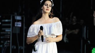 Podvratně vznešené písně k zamyšlení. Lana Del Rey znovu dokazuje, že je přesně tím, čím sama chce být