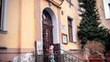 Naproti budově školy stojí dům, v němž prožil část dětství spisovatel Jaroslav Foglar