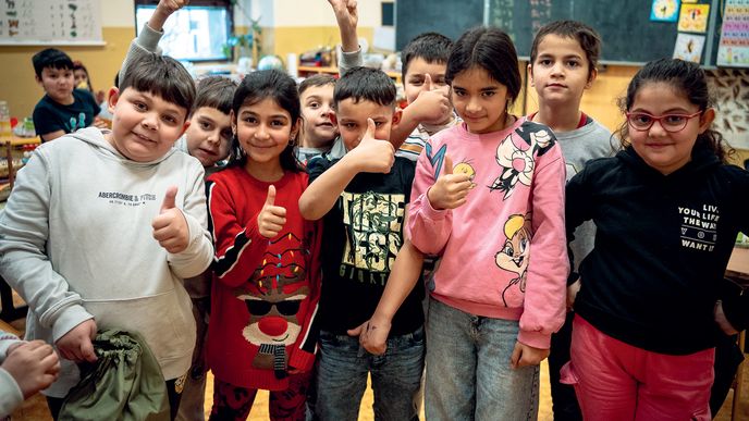 Etnicky segregovaná, čistě romská základní škola v ústeckých Předlicích: jde to vůbec dělat lépe?