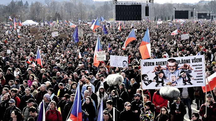 Je to zpráva důležitá pro vládu, ale ještě důležitější pro opozici. Každá další obří demonstrace pro ni bude budíčkem, aby se probudila z letargie. Je to zpráva důležitá pro vládu, ale ještě důležitější pro opozici. Každá další obří demonstrace pro ni bude budíčkem, aby se probudila z letargie.
