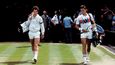 Tenisové celebrity Ivan Lendl (vpravo) a John McEnroe na centrálním  dvorci ve Wimbledonu v roce 1983