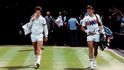 Tenisové celebrity Ivan Lendl (vpravo) a John McEnroe na centrálním  dvorci ve Wimbledonu v roce 1983