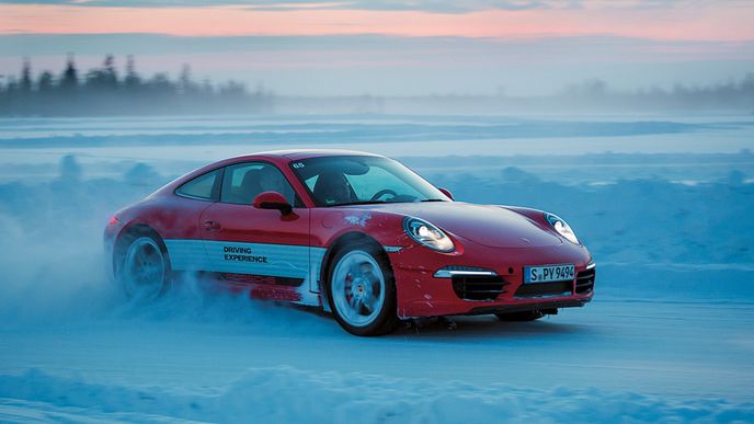 Pro zimní tréninkový program má Porsche přichystanou celou flotilu „devětsetjedenáctek“. Zimní pneumatiky jsou opatřeny speciálními hřeby, které usnadňují rozjezdy a zatáčení na ledu.