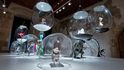 Na pražskou výstavu „oblékli“ Burtonovy figurky tvůrci ze studia Olgoj Chorchoj do skleněných baněk. Mistr byl z českého doteku Michala Froňka nadšen!